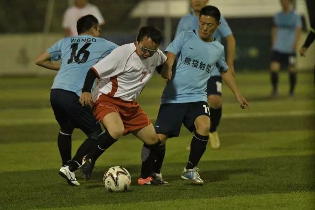 贺希宁44分深圳胜广东 王哲林19+10上海负吉林
